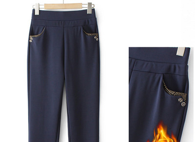 Podstavljene ženske hlače ravnih nogavica nekoliko modela s džepom