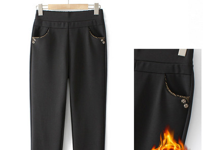 Podstavljene ženske hlače ravnih nogavica nekoliko modela s džepom