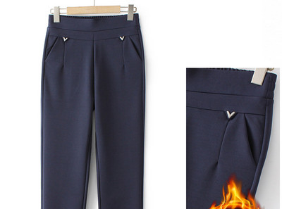 Podstavljene ženske hlače ravnih nogavica nekoliko modela s džepom