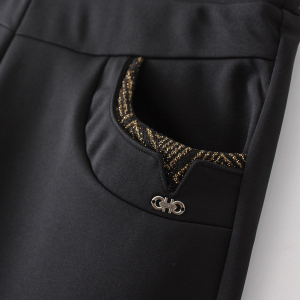 Podstavljene ženske hlače ravnih nogavica nekoliko modela s džepom