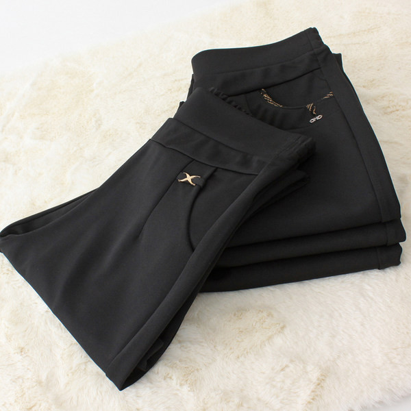 Podstavljene ženske hlače ravnih nogavica nekoliko modela s džepom