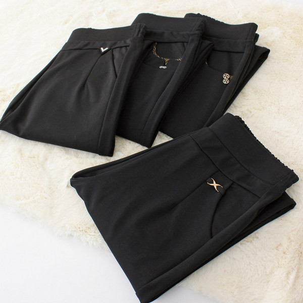 Podstavljene ženske hlače ravnih nogavica nekoliko modela s džepom