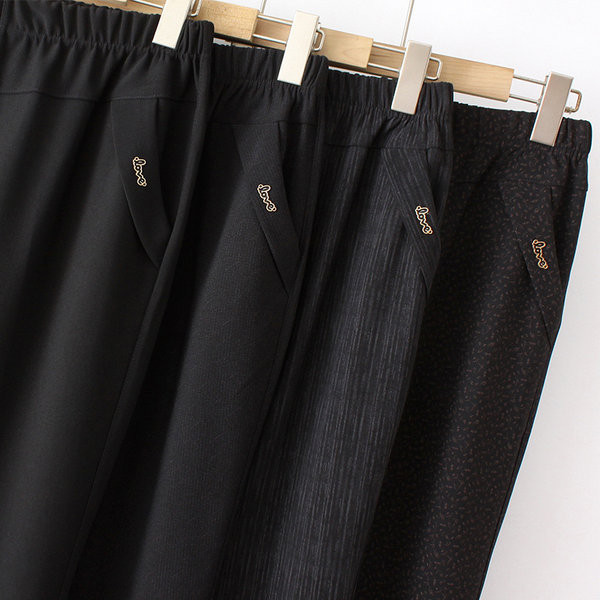 Moderne ženske hlače s džepovima i metalnim elementom