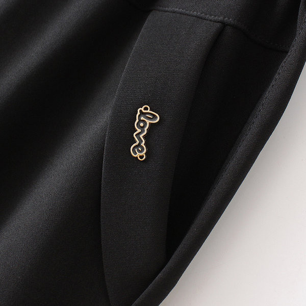 Moderne ženske hlače s džepovima i metalnim elementom