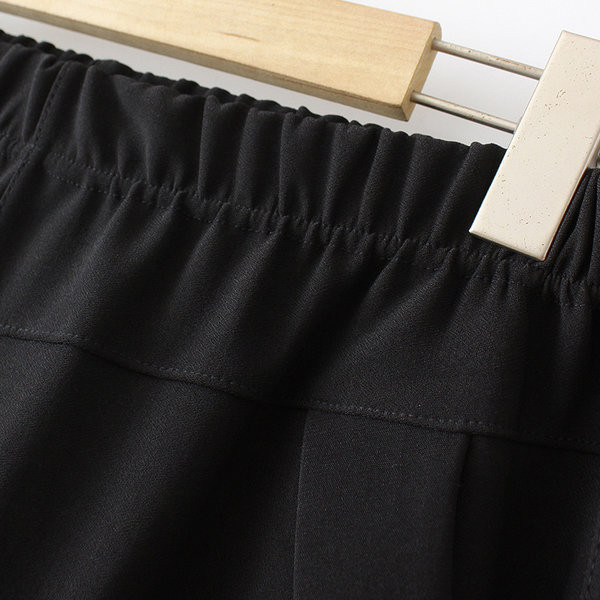 Moderne ženske hlače s džepovima i metalnim elementom