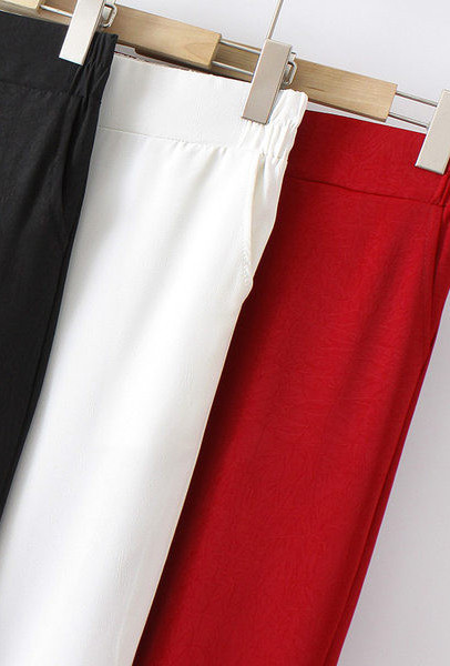 Plačios trijų spalvų moteriškos kelnės