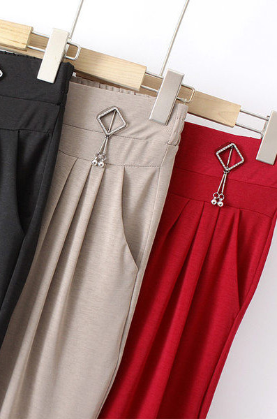 3D-elemendiga vabaaja naistepüksid