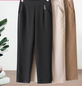 Ένα νέο μοντέλο γυναικείο παντελόνι με ψηλή μέση και μεταλλικό στοιχείο