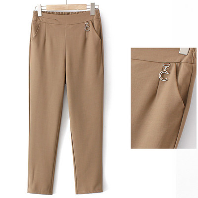 Ένα νέο μοντέλο γυναικείο παντελόνι με ψηλή μέση και μεταλλικό στοιχείο