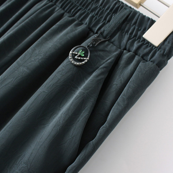 3D-elemendiga vabaaja naistepüksid