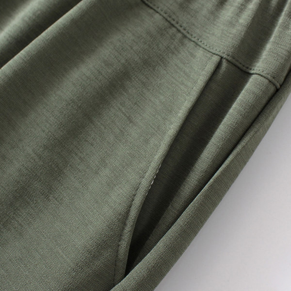 Naiste laia säärega püksid kõrge vöökoha ja nööpidega säärtes