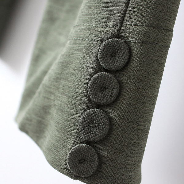 Naiste laia säärega püksid kõrge vöökoha ja nööpidega säärtes