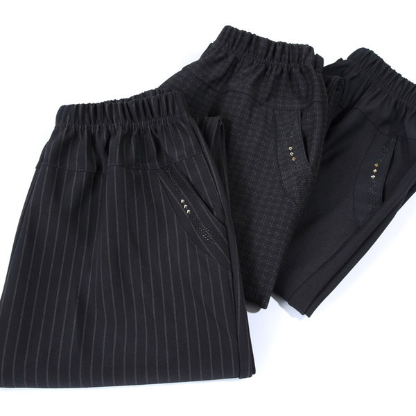 Široki model ženskih hlača s džepovima i elastičnim pojasom