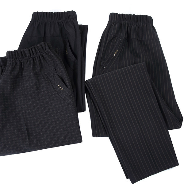 Široki model ženskih hlača s džepovima i elastičnim pojasom