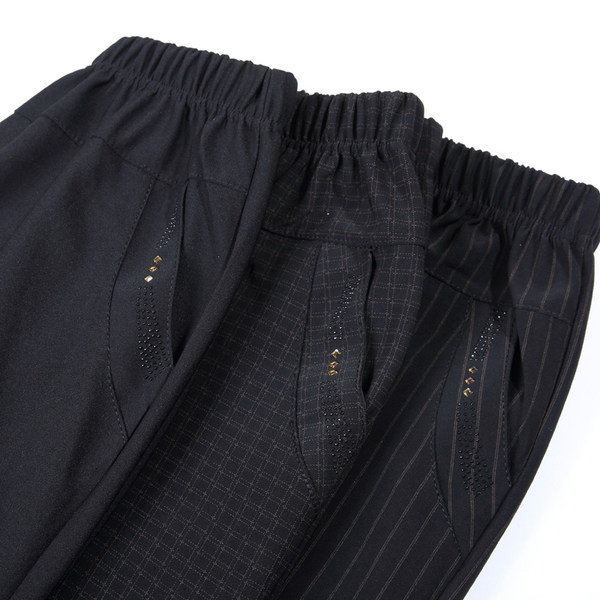 Široki model ženskih hlača s džepovima i elastičnim pojasom