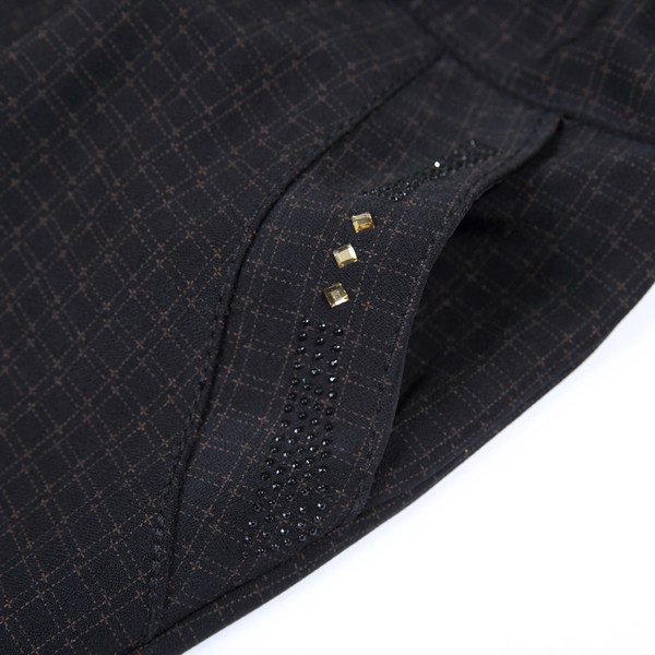 Široki model ženskih hlača s džepovima i elastičnim pojasom