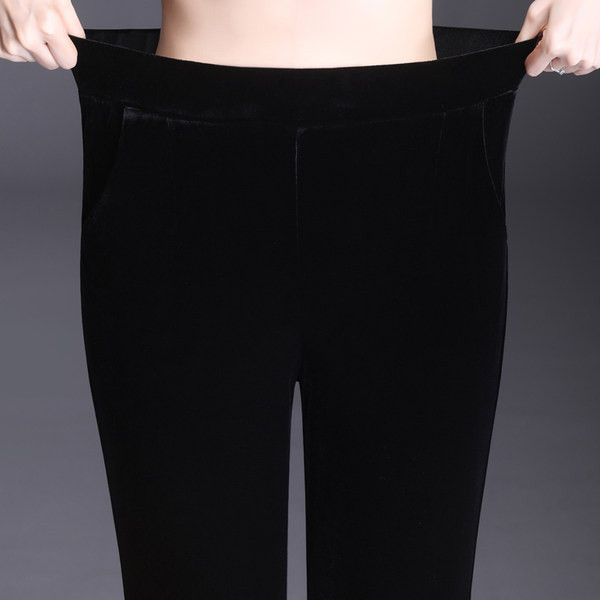 Βελούδινο παντελόνι σε σκούρο χρώμα