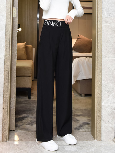 Vabaajakirjaga laiad püksid