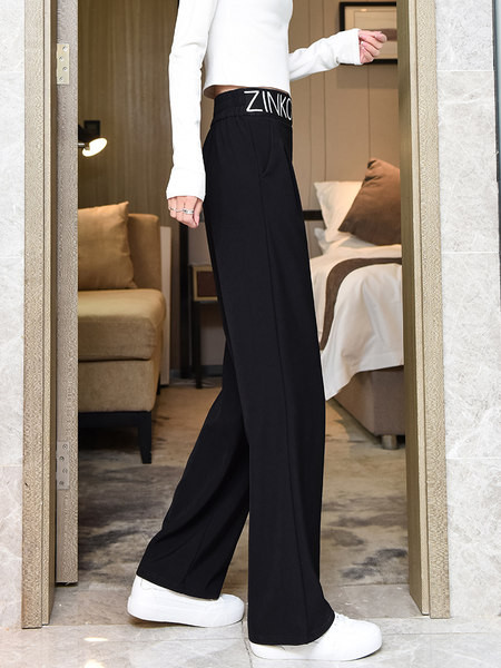 Vabaajakirjaga laiad püksid