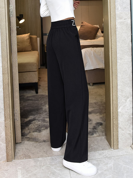 Vabaajakirjaga laiad püksid