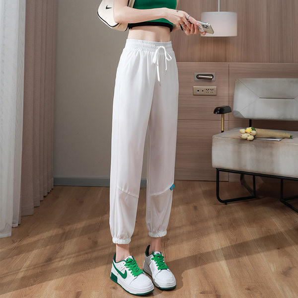 Naiste must-valged spordipüksid