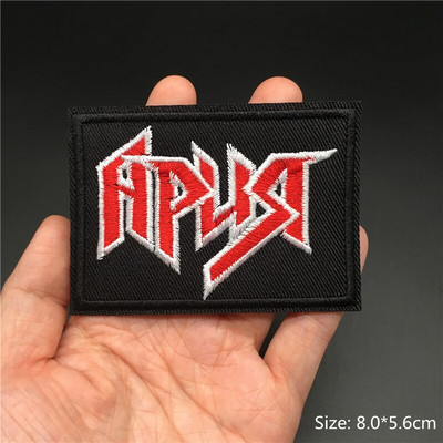 Grupas roka apģērbi nozīmītes gludināmi uz ielāpiem aplikācijas izšūtas mūzika punk svītras apģērbam jaka Džinsi gatavo dekorēšana