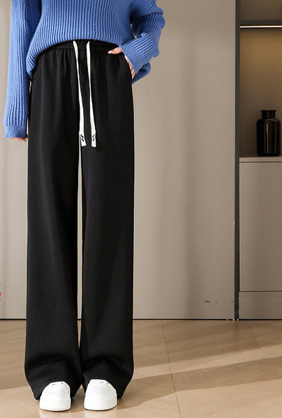 Laia mudeliga paeltega spordipüksid