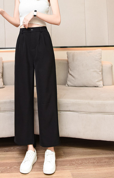 Široki model ženskih hlača na gumbe