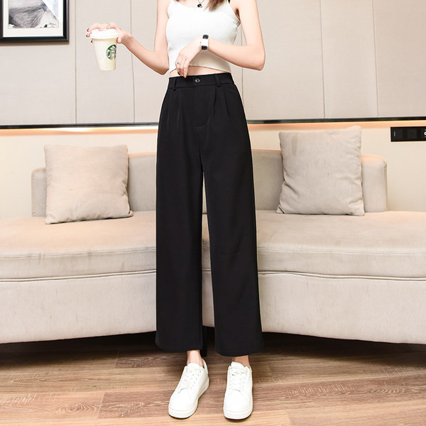 Široki model ženskih hlača na gumbe