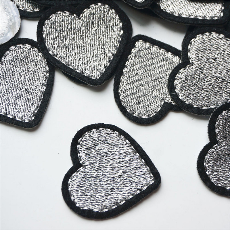 10 TK Punased Südamed Hõbedane Kuldne Kangas Tikand Õmble Triikraud Plaastrid Märgid Riietele Ise ise teha aplikatsioonid Käsitöö kaunistuskleebis