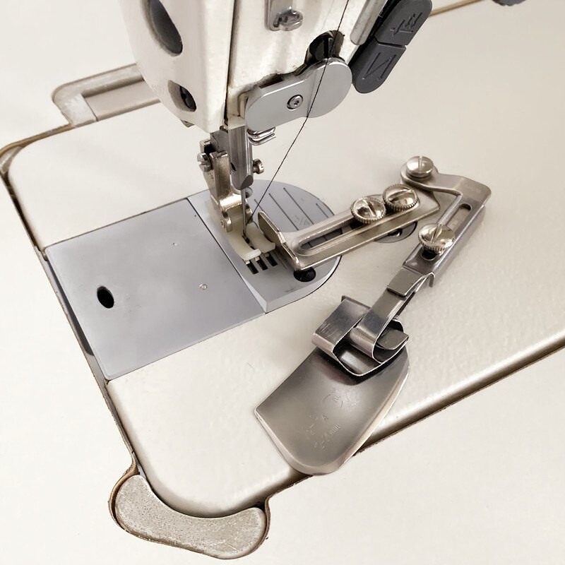 Liant reglabil DY203 pentru mașină de cusut industrială cu cusături, atașament pentru gletuș cu swing-away, plin cu cusături plat.