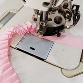 Βιομηχανική ραπτομηχανή Επίπεδη πτυχωτή κουρτίνα ποδιών με βολάν με έκπτωση τεχνούργημα πολλαπλής βελόνας μία πτυχή