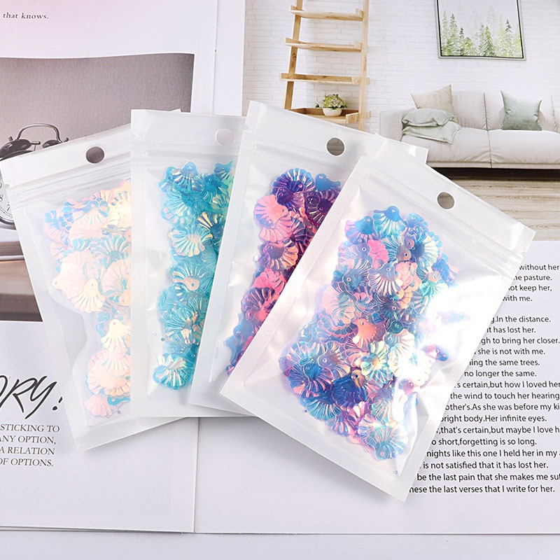 15 mm kammkarbiga litrid käsitööle mõeldud ventilaatorile, kesta kuju, sädelevad pailletid, õmblemine, kaunistused.