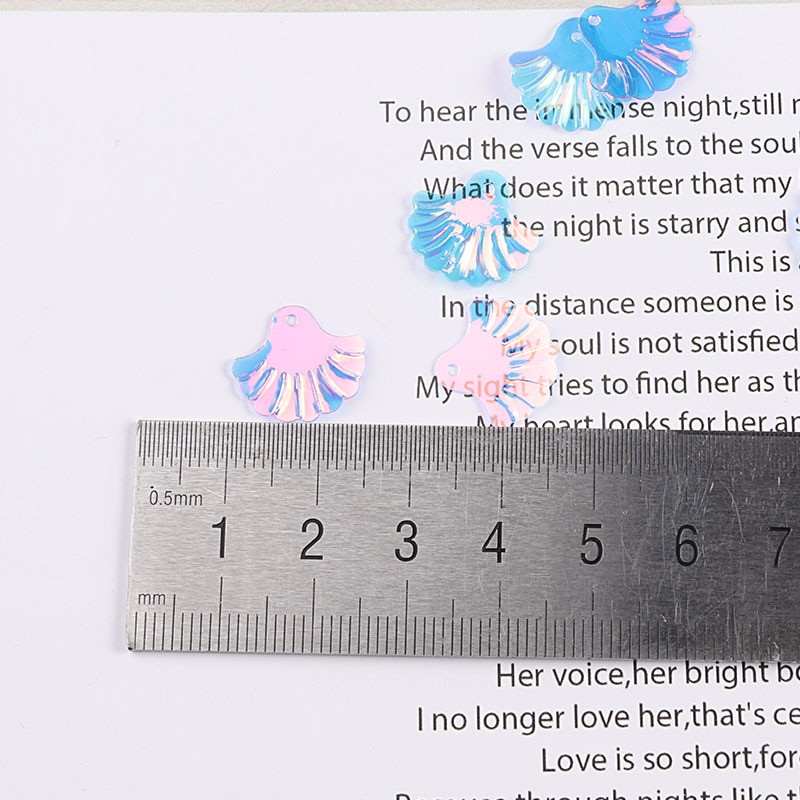 15 mm kammkarbiga litrid käsitööle mõeldud ventilaatorile, kesta kuju, sädelevad pailletid, õmblemine, kaunistused.