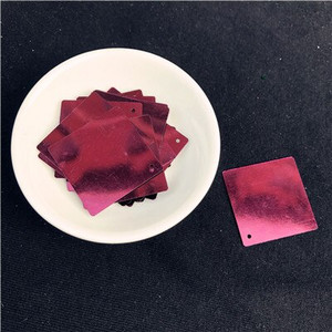 100 tk/partii 30 mm suured nelinurksed litrid Paillettes Lame PVC lahtised litrid naiste rõivaste õmblustarvikud 1 auguga