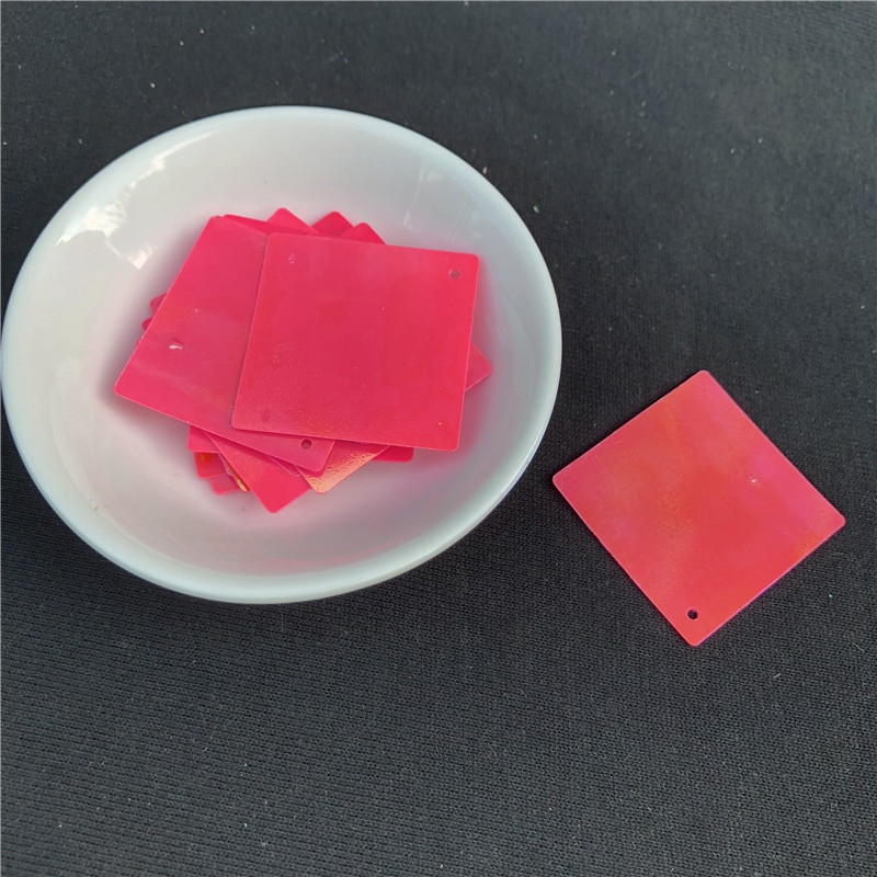 100 tk/partii 30 mm suured nelinurksed litrid Paillettes Lame PVC lahtised litrid naiste rõivaste õmblustarvikud 1 auguga