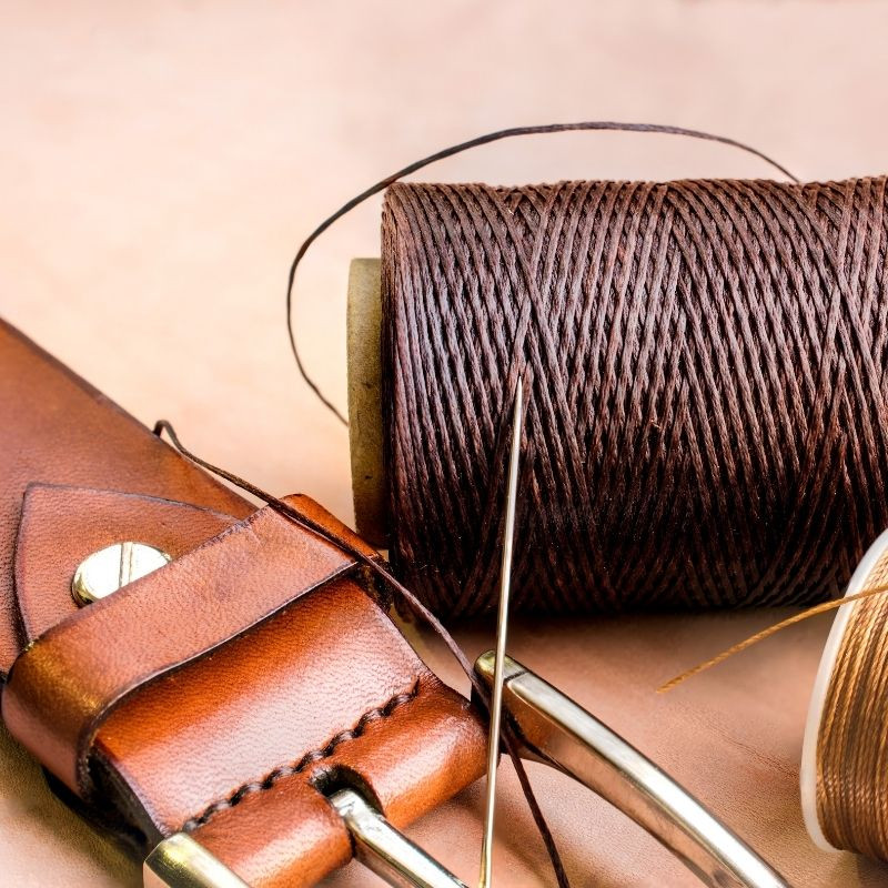 8 tk. 50 m nahast vahatatud niidi komplekt, polüesternöör, vahaga kaetud nöörid, punutud meisterdatud nahast käsitööõmblustarvikud