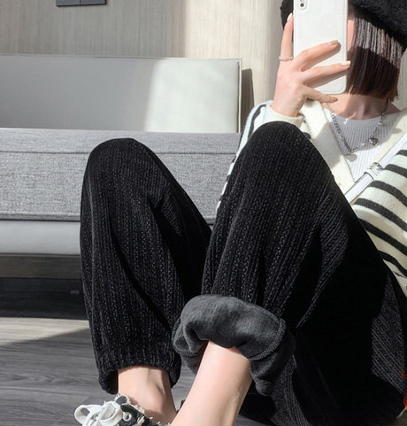 Naiste vabaaja triibulised rasedapüksid mustas ja beežis