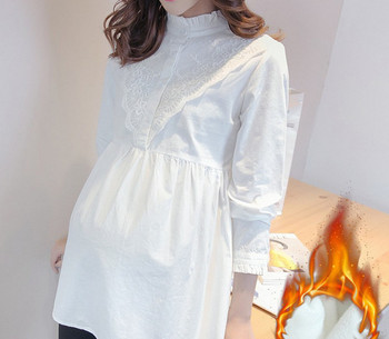 Μοντέρνο γυναικείο πουκάμισο με χαμηλό γιακά σε λευκό χρώμα