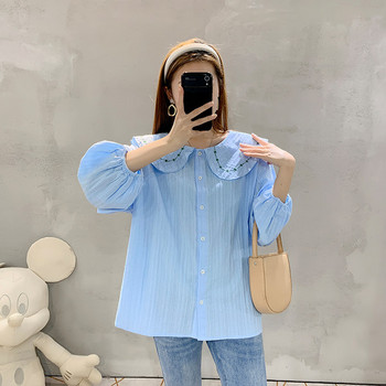 Μοντέρνο μπλε και άσπρο πουκάμισο με κουμπιά εγκυμοσύνης
