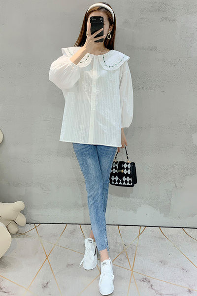 Modna plavo-bijela trudnička košulja na kopčanje