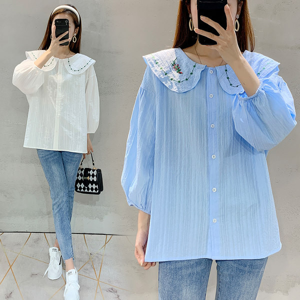 Modna plavo-bijela trudnička košulja na kopčanje