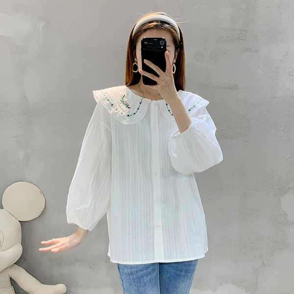 Modna plavo-bijela trudnička košulja na kopčanje