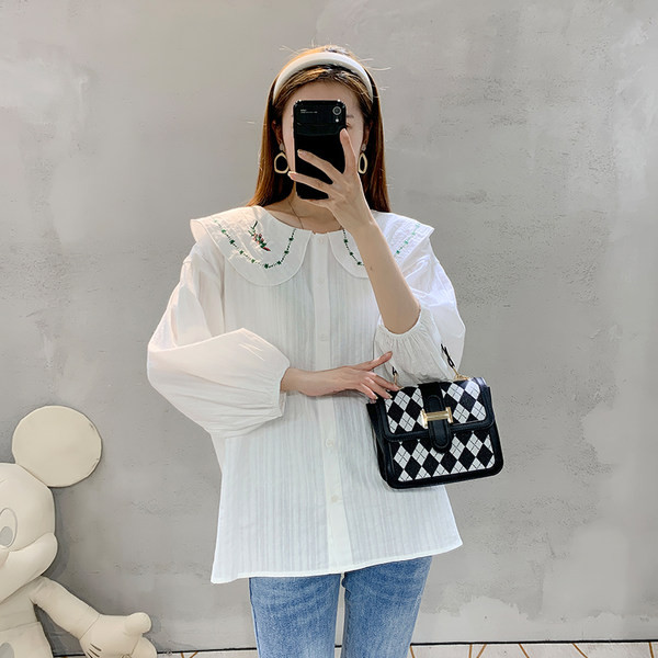 Modna plavo-bijela trudnička košulja na kopčanje