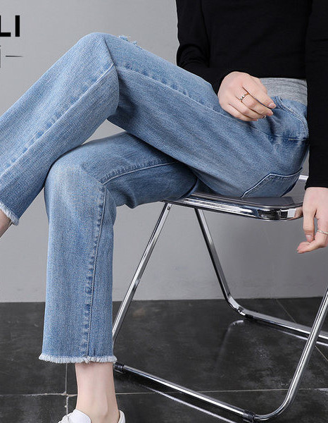 Μοντέρνο σκισμένο τζιν εγκυμοσύνης