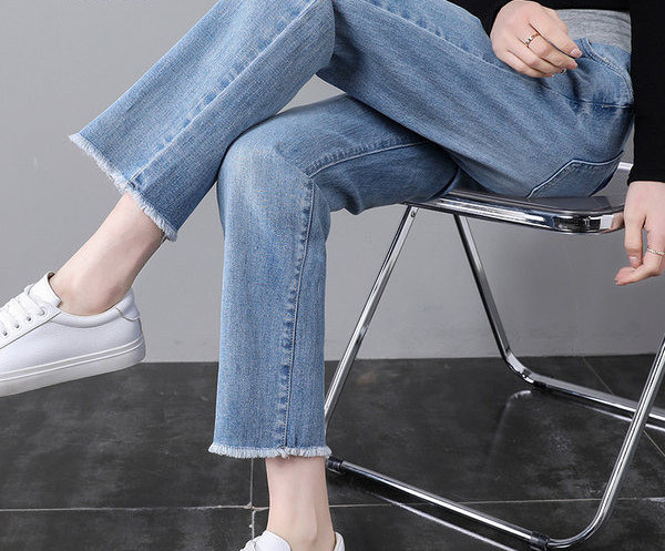 Μοντέρνο σκισμένο τζιν εγκυμοσύνης