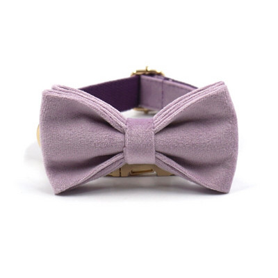 Harnaș de designer din catifea violet deschis pentru câini cu nume personalizat Set guler și lesă cu papion pentru animale de companie cu geantă pentru caca Catarame din metal auriu