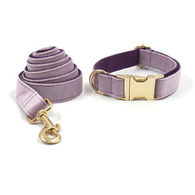 Harnaș de designer din catifea violet deschis pentru câini cu nume personalizat Set guler și lesă cu papion pentru animale de companie cu geantă pentru caca Catarame din metal auriu