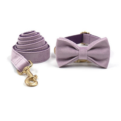 Harnaș de designer din catifea violet deschis pentru câini cu nume personalizat Set guler și lesă cu papion pentru animale de companie cu geantă pentru caca Catarame din metal auriu