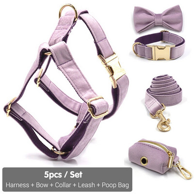 Harnaș de designer din catifea violet deschis pentru câini cu nume personalizat Set guler și lesă cu papion pentru animale de companie cu geantă pentru caca Catarame din metal auriu